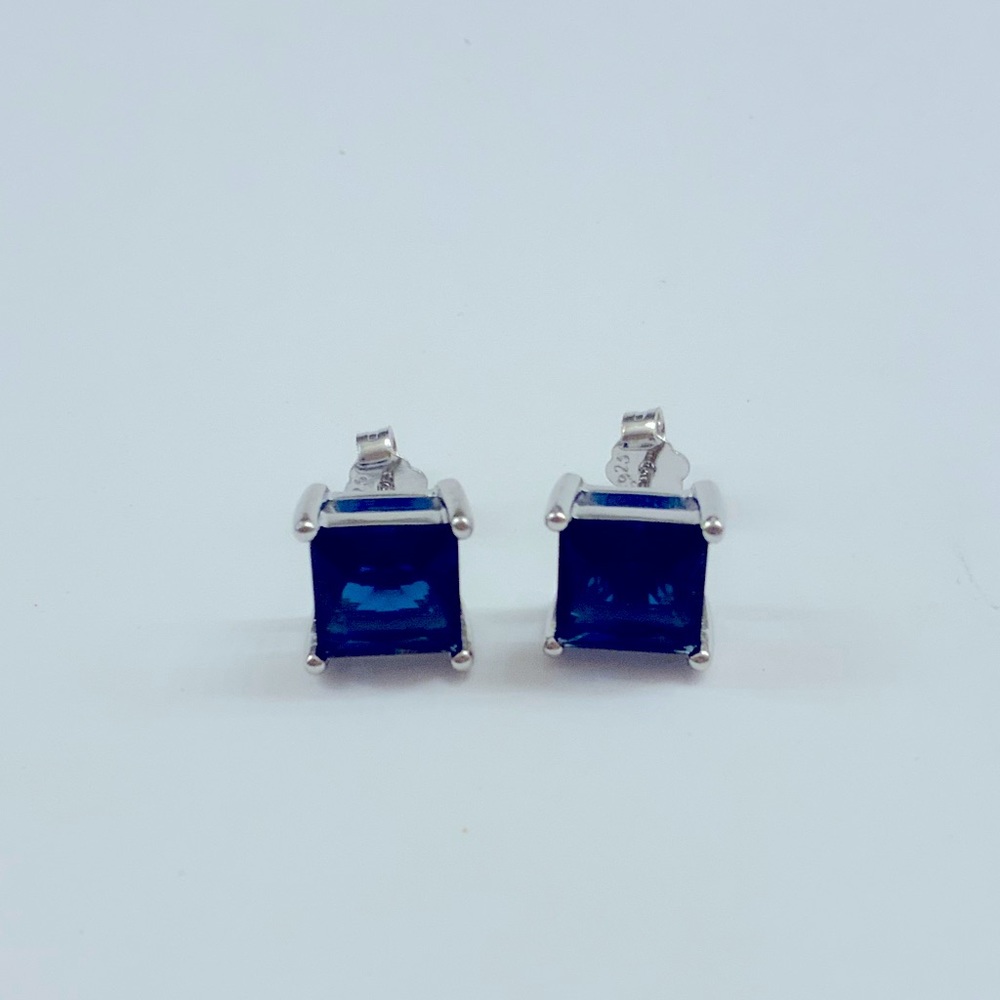 Blue sapphire earrings 7x7 mm